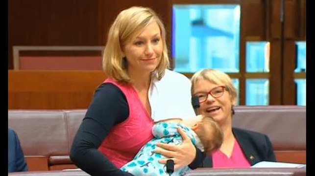 Une députée australienne présente une motion en allaitant son bébé