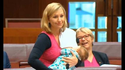 Une députée australienne présente une motion en allaitant son bébé