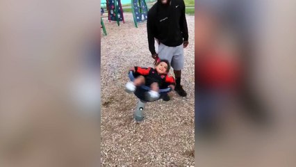 Un papa fait faire le jeu de la toupie à son fils !