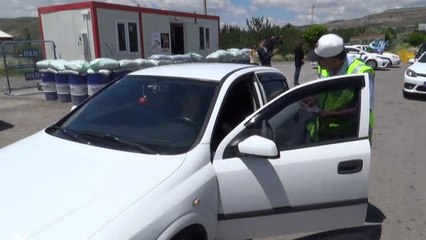 Polis Emniyet Kemeri Takana Şapka Hediye Etti