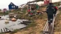 Une habitante filme l'arrivée d'un tsunami au Groenland
