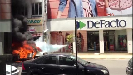 Adıyaman'da Park Halindeki Bir Araç Alev Topuna Döndü