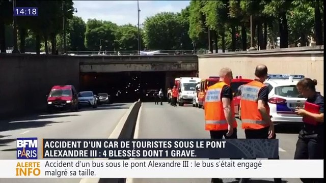 Accident d'un car de touristes sous le tunnel du pont Alexandre III: quatre blessés dont un grave
