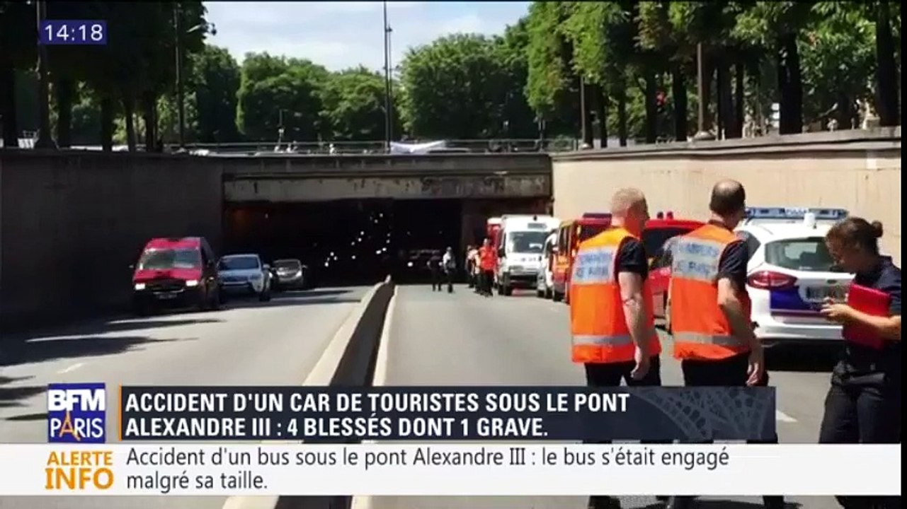 Accident d'un car de touristes sous le tunnel du pont Alexandre III: quatre blessés dont un grave