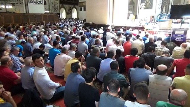 Ramazan'ın son cuma namazında Ulu Cami'ye akın ettiler