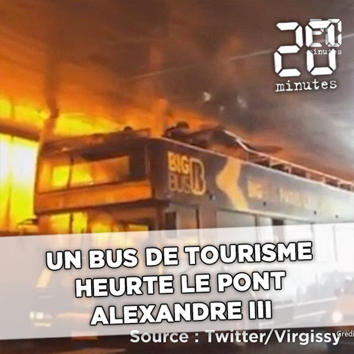 Paris: Un bus de tourisme à impériale heurte le pont Alexandre III