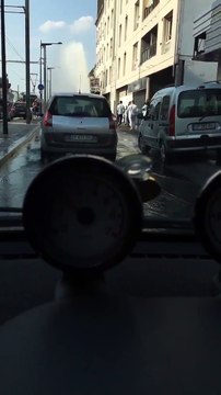 Des jeunes profitent de leur piscine en plein milieu de la route