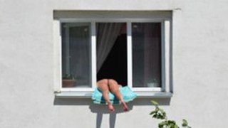 Mulher habituada a apanhar sol na janela do seu apartamento irrita bastante seus vizinhos!