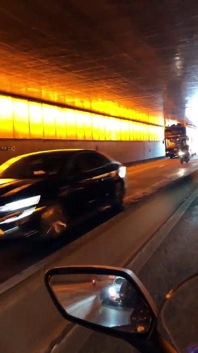 Un bus de tourisme à étages heurte le pont Alexandre III à Paris