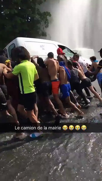 94 : ils renversent la camionnette de la mairie pour lutter contre la chaleur