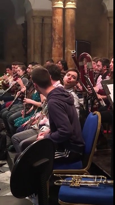 Au cours d'une répétition ,le pupitre des basses trolle l'orchestre
