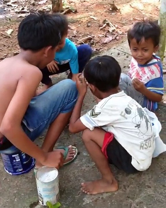 Anak kecil tertipu dengan permainan orang dewasa