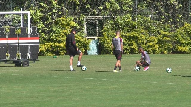 Lucas Fernandes e Brenner treinam faltas com Ceni. Veja!