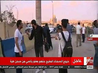 افراح وأحضان بين المفرج عنهم بعفو رئاسى وذويهم أمام سجن طرة