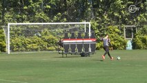 'Mitinho'? Goleiro da base bate falta e acerta o ângulo em treino do São Paulo; veja!