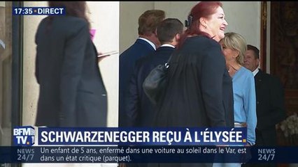 Brigitte Macron accueille Arnold Schwar­ze­neg­ger... en jeans !