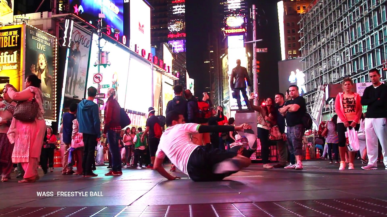 Le Football Freestyler Wass impressione les Am?ricains ? New York