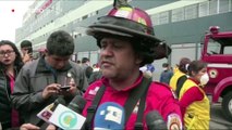 Cientos de bomberos combaten un gran incendio en Lima durante más de 20 horas