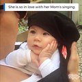 Nëna i këndon këngë bebes- reagimi i saj është gjëja më e ëmbël që do ta shihni sot!