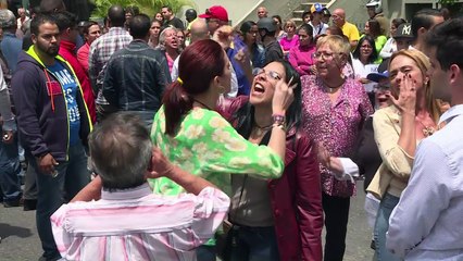 Oposición venezolana bloquea calles por muerte de manifestante