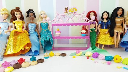 Download Video: Princesas Disney en una Fiesta de Cupcakes Juguetes con las muñecas de Elsa, Bella, Ariel