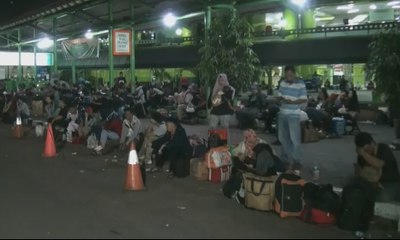 Pemudik Padati Stasiun untuk Naik Bus Damri