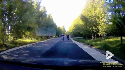 Скачать видео: Double gamelle : quand ta femme en roller t'embarque dans sa chute alors que tu es en vélo