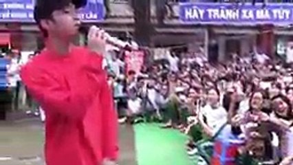 Soobin hát live Phía Sau Một Cô Gái được các em gái ôm tấp nập