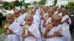 Celebran la ceremonia anual de ordenación de los monjes budistas en Tailandia