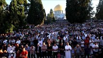 آلاف الفلسطينيين يؤدون صلاة عيد الفطر في المسجد الأقصى