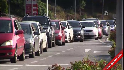 Çanakkale'de kilometrelerce feribot kuyruğu oluştu