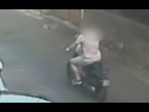 Video Volla (NA) - Rapina una passante guidando uno scooter col figlio di 4 anni (23.06.17)