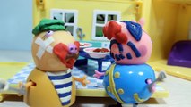 Cerdo Peppa Pig de dibujos animados no es un invitado con los juguetes en la peppa de Rusia