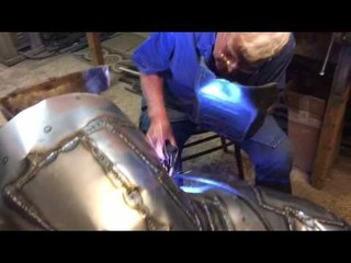 L'artista  Alfred Mirashi al lavoro