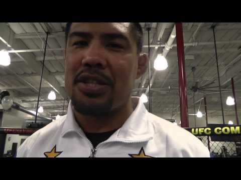 UFC Fan Starts Crying When He Sees Mark Munoz - esnews