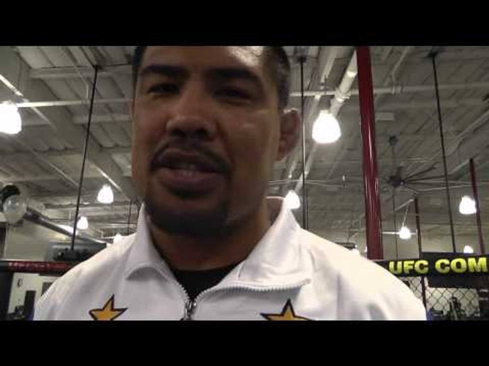 UFC Fan Starts Crying When He Sees Mark Munoz - esnews