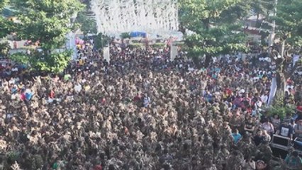 Lodo, devoción y cáscaras de plátano en honor a San Juan en Filipinas