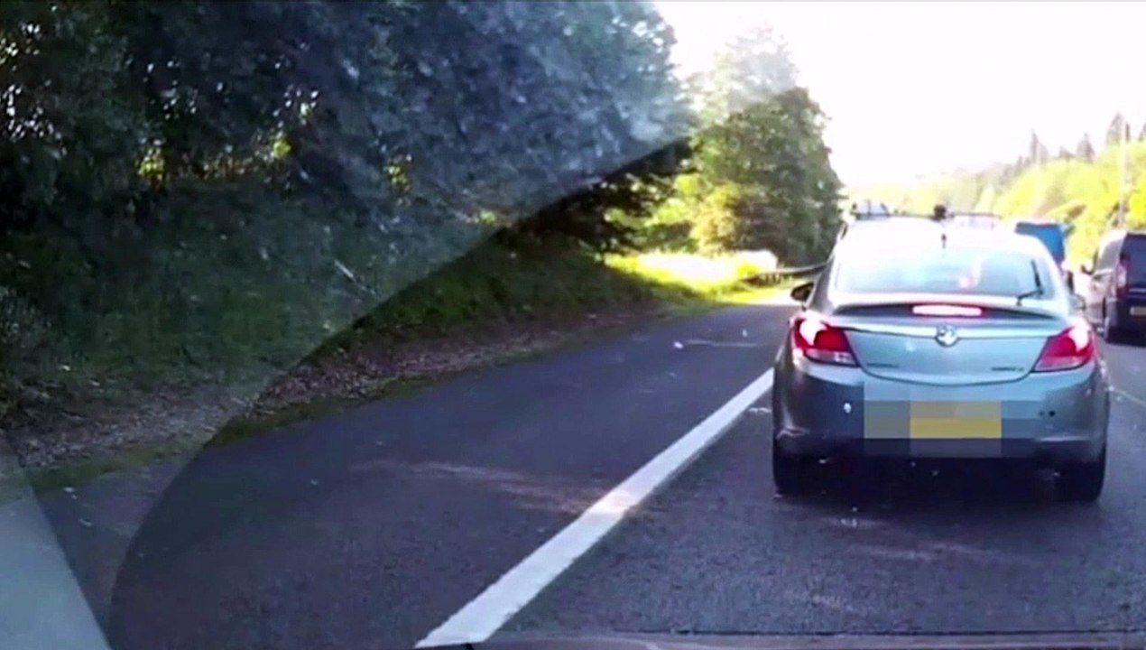 Il n'aurait pas du doubler sur la bande d'arret d'urgence... FAIL