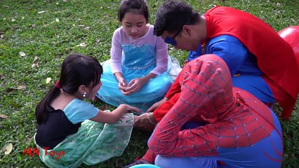 Ana superhombre jugar a lo largo de paseos a elsa pelota que rebota y coger la araña cae médico para cuidar