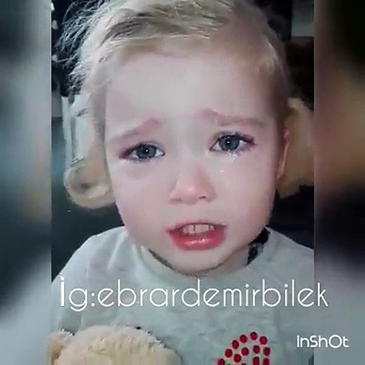 Ezana ağlayan sevimli kız