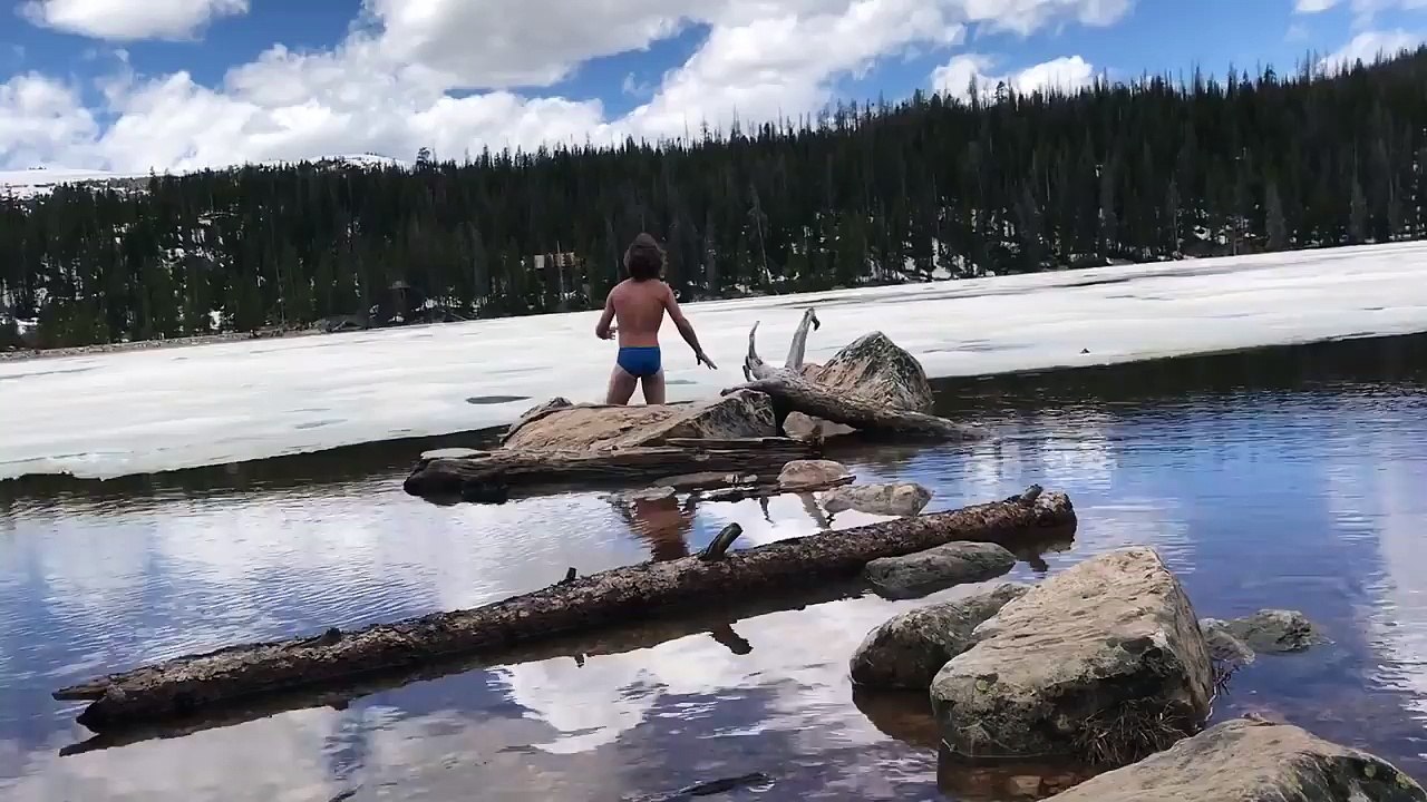 Il essaye de nager dans une eau à -10 degrés !!