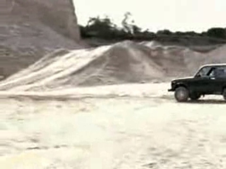 Un saut impressionnant en Lada Niva