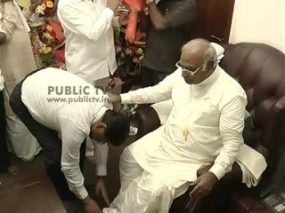 Karnataka home minister  advisor Kempaiah touches feet of Mallikarjun Kharge