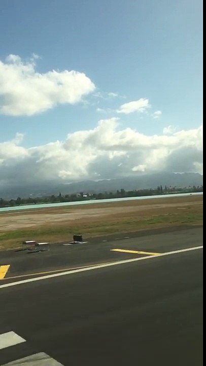 Jetstar JQ4 Boeing 787-8 Dreamliner takeoff from Honolulu International Airport