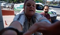 Uyuşturucu satıcısı olduğu iddia edilen kadın basın mensuplarına saldırdı