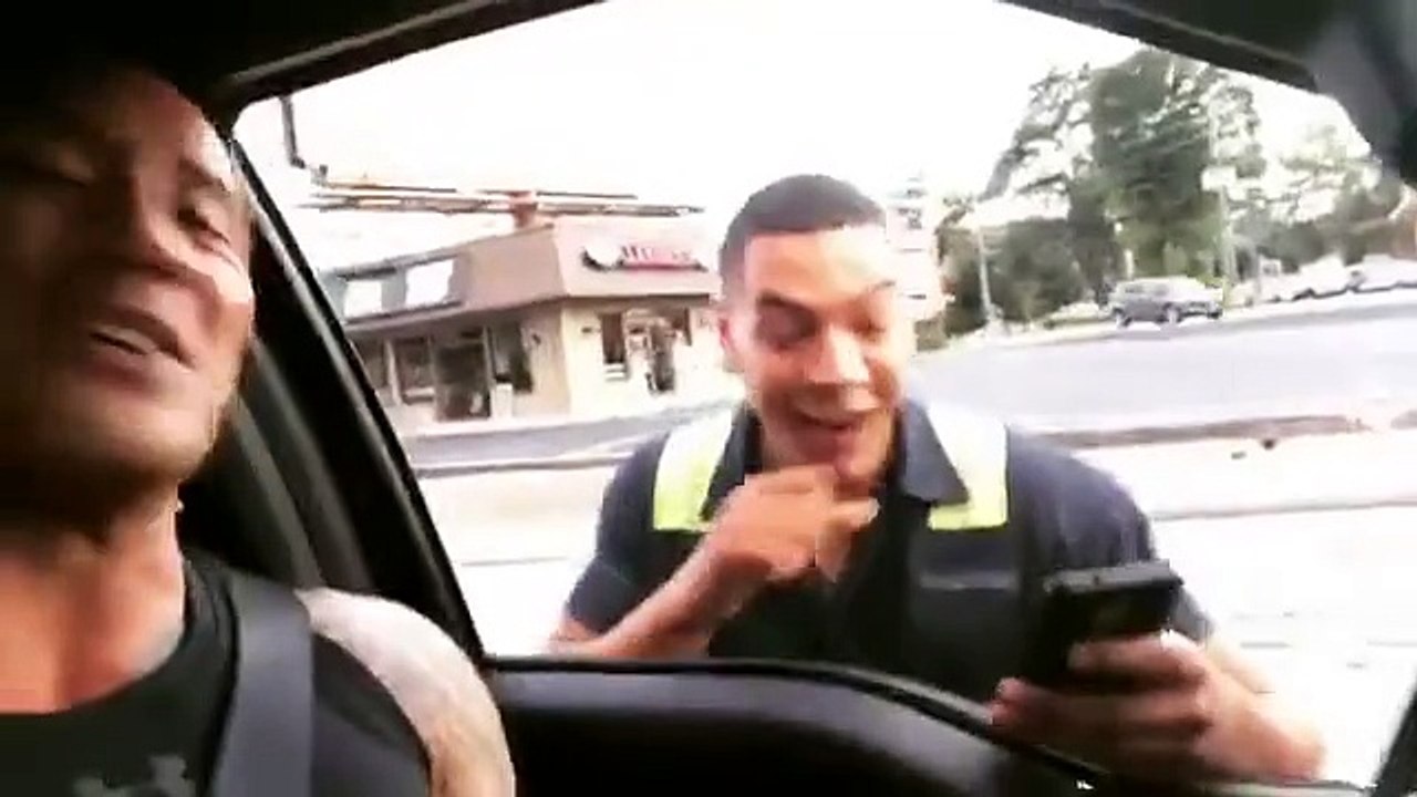 Condutor pára o trânsito para tirar foto com ‘The Rock’ ah
