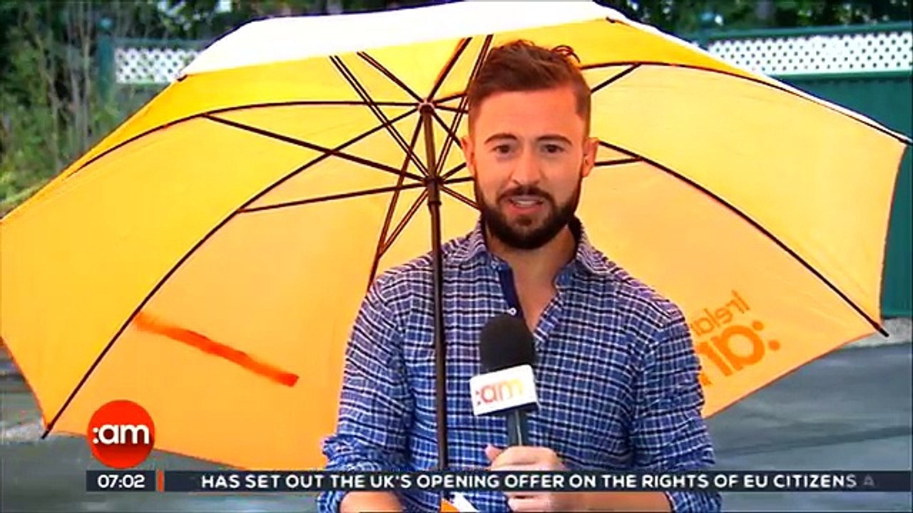 Un météorologue se fait arracher par de forts vents en directe sur la télévision irlandaise