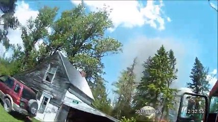 Download Video: Un explosion du réservoir de propane qui jette les pompiers sur leur dos