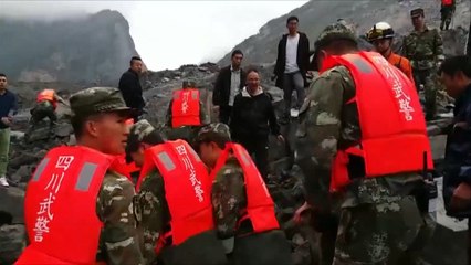 انهيار أرضي يدفن قرية جبلية صينية