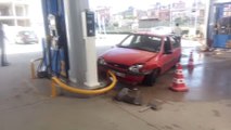 Kaza Yapan Otomobil Petrol Istasyonuna Girdi: 2 Yaralı